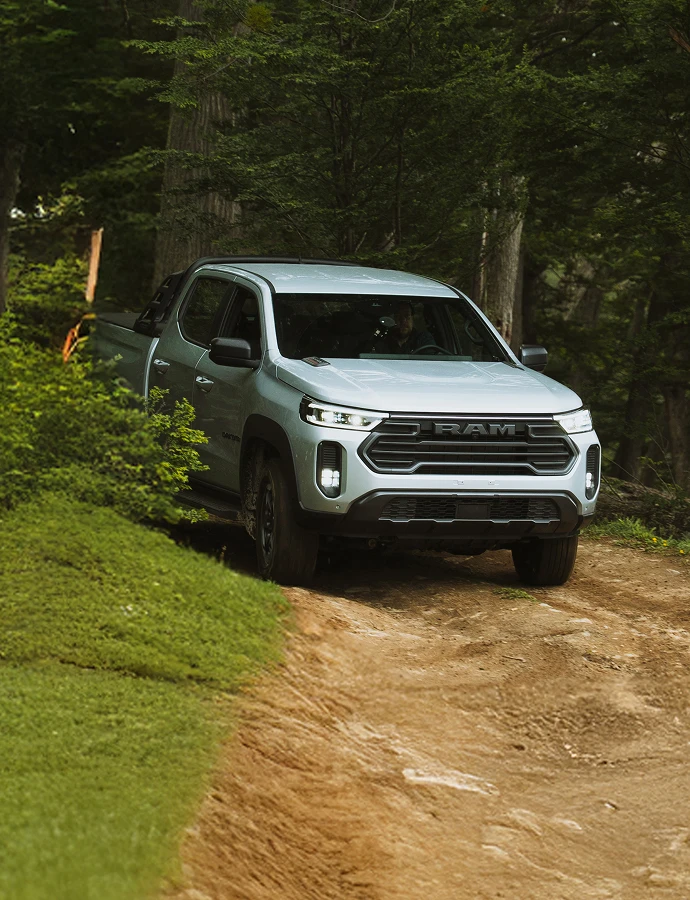 RAM Dakota em estrada de terra